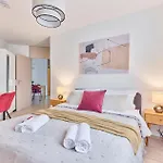 Lägenhet Rosalia -zentrumsnahe Mit Balkon & Parkplatz, Ideal Fuer Familien & Geschaeftsreisende *