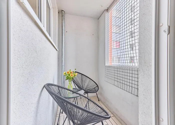 Rosalia -Zentrumsnahe Wohnung Mit Balkon & Parkplatz, Ideal Fuer Familien & Geschaeftsreisende Apartamento *